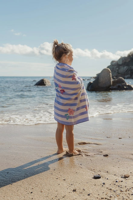 Dreamy Purple Stripe strandlaken van Little Dutch voor zonnige dagen, verkrijgbaar bij De Gele Flamingo.