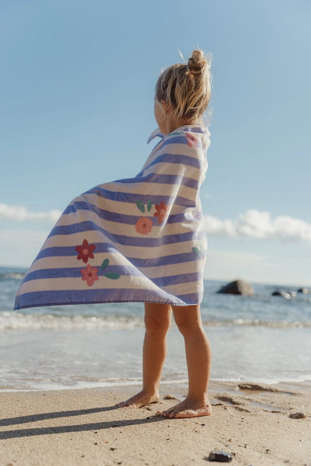 Little Dutch handdoek in Dreamy Purple Stripe, stijlvol en comfortabel, te koop bij De Gele Flamingo.