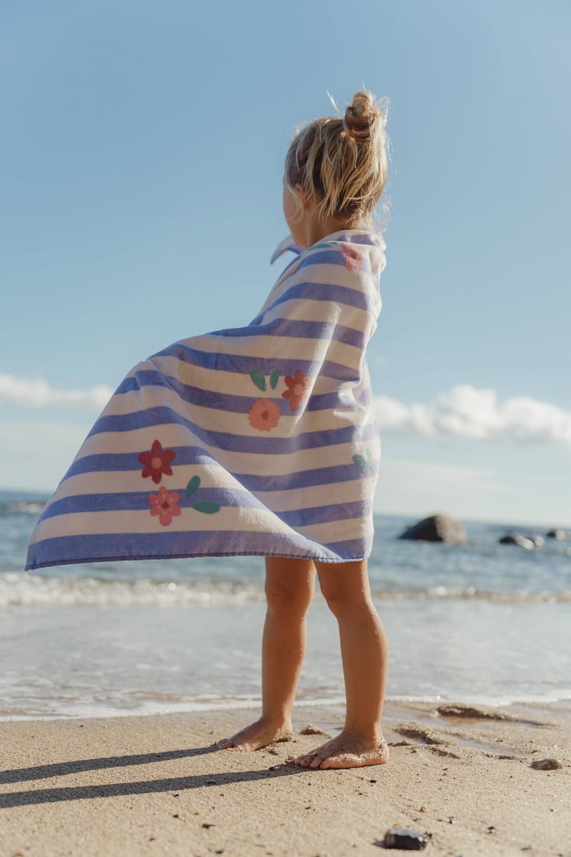 Little Dutch handdoek in Dreamy Purple Stripe, stijlvol en comfortabel, te koop bij De Gele Flamingo.