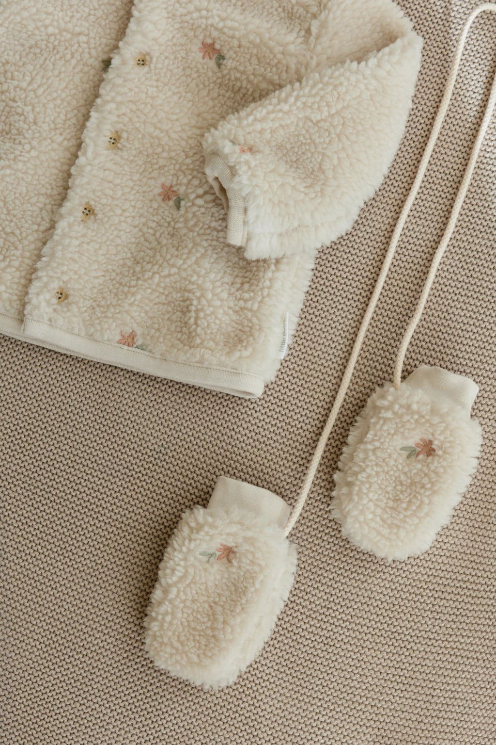 Little Dutch Teddy Vestje Sand Flowers | Sand