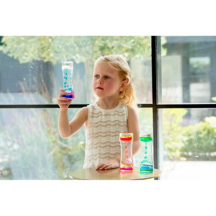 Regenboog waterval van Tickit met twee kleuren mineraalolie en water die langzaam zakken, De Gele Flamingo