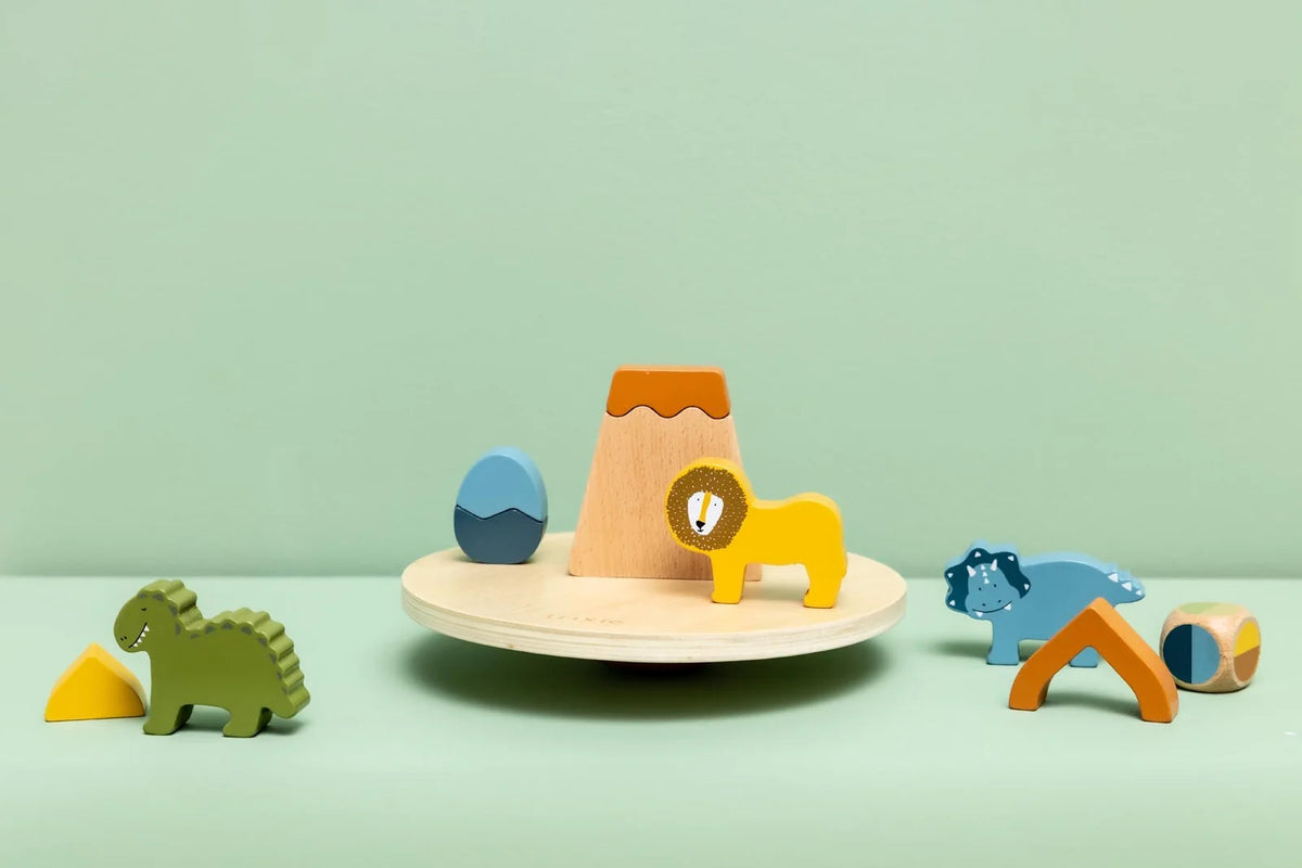 Trixie Houten Balansspel Dino Avontuur met dinosaurussen om te stapelen, verkrijgbaar bij De Gele Flamingo.