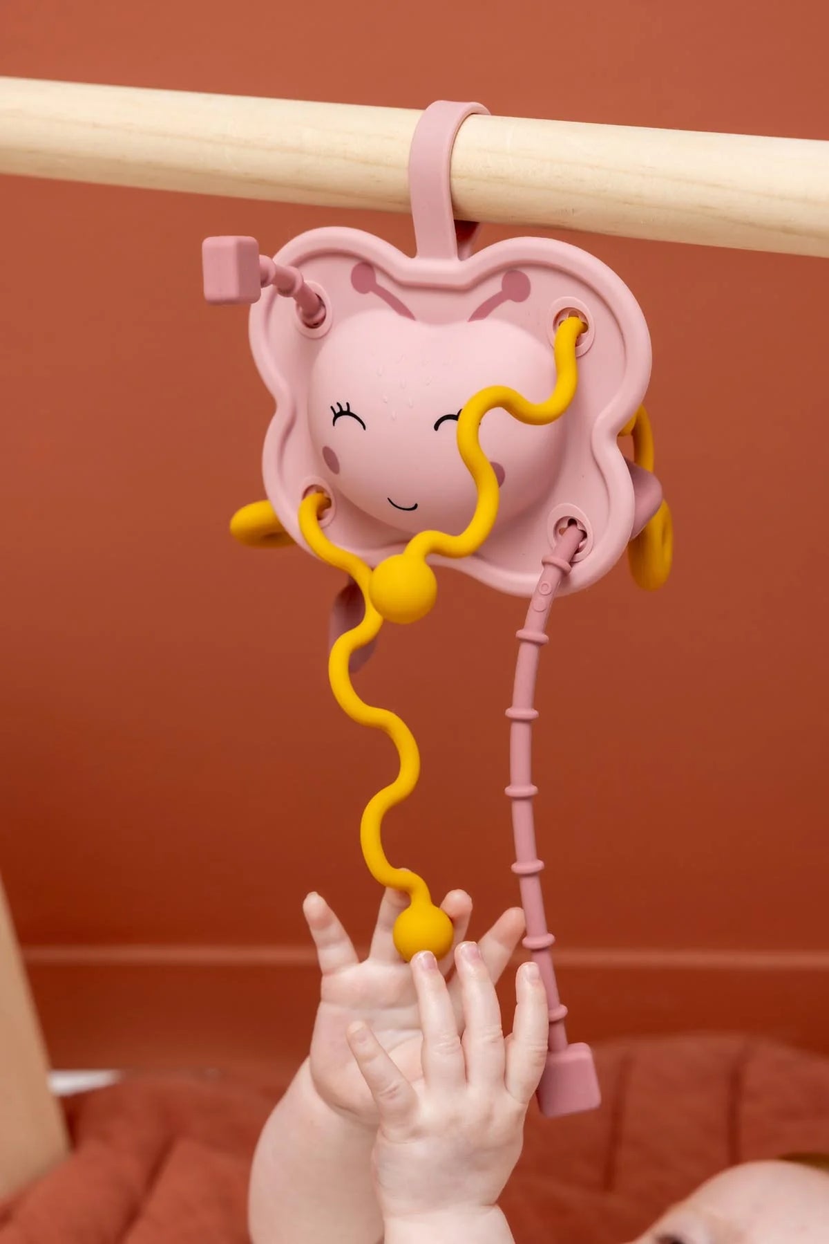 Trixie Sensorisch Trekspeeltje Mrs. Butterfly met siliconen koorden om aan te trekken, verkrijgbaar bij De Gele Flamingo.