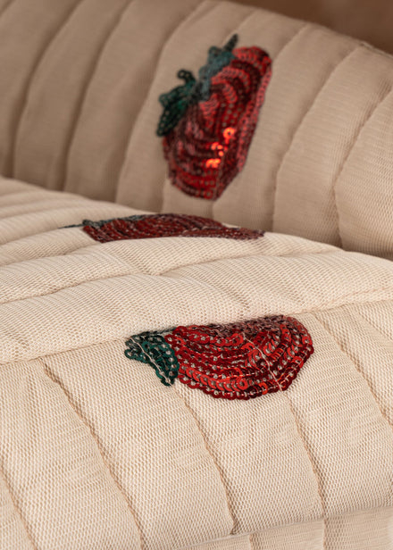 Konges Sløjd Minnie Poppen Kinderwagen Strawberry is 72x31x55 cm groot, bij De Gele Flamingo