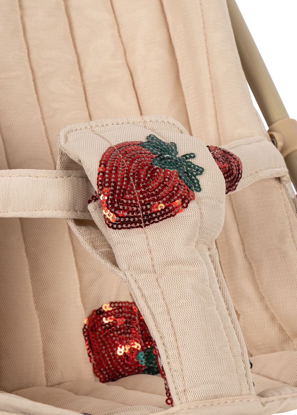 Konges Sløjd Poppenbuggy Strawberry wordt volledig gemonteerd geleverd, bij De Gele Flamingo