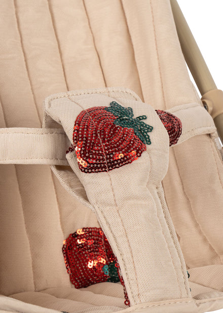 Konges Sløjd Poppenbuggy Strawberry wordt volledig gemonteerd geleverd, bij De Gele Flamingo