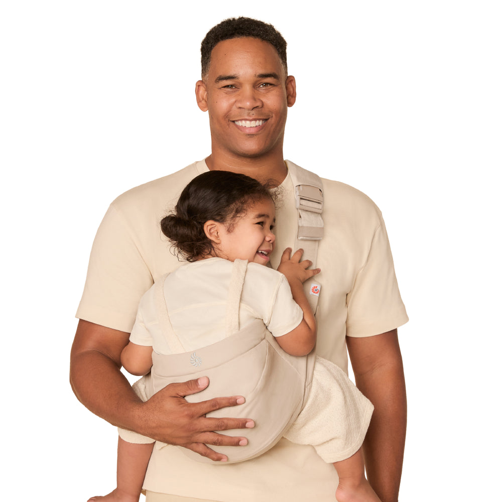 Ergobaby Upsie Sling Draagzak Natural Beige van De Gele Flamingo, met ergonomische brede zit voor je peuter