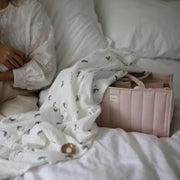 Mushie Luierorganizer Blush is licht en makkelijk verplaatsbaar van babykamer naar badkamer.