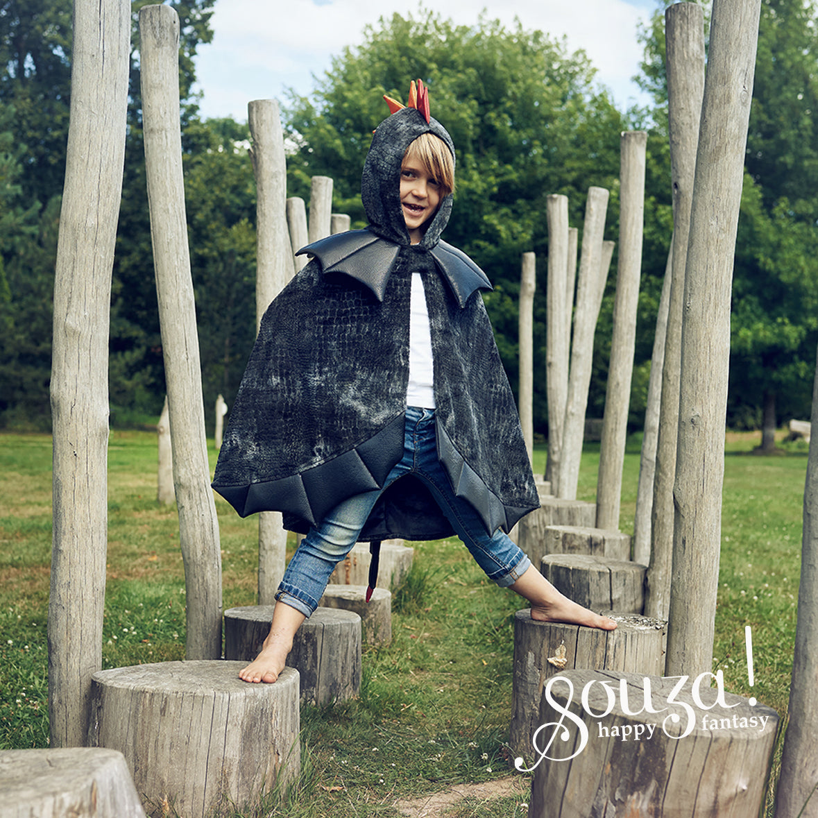 Souza Dragon Cape zwart 4-7 jaar - kind draagt de drakencape met vleugels