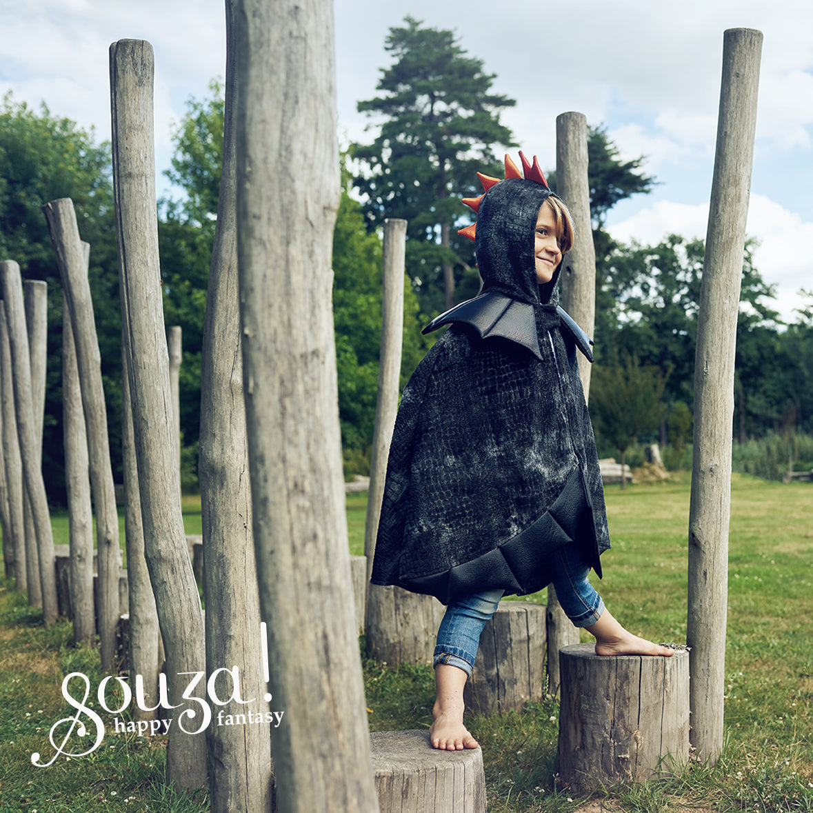 Souza Dragon Cape zwart 4-7 jaar - kind draagt de drakencape met vleugels