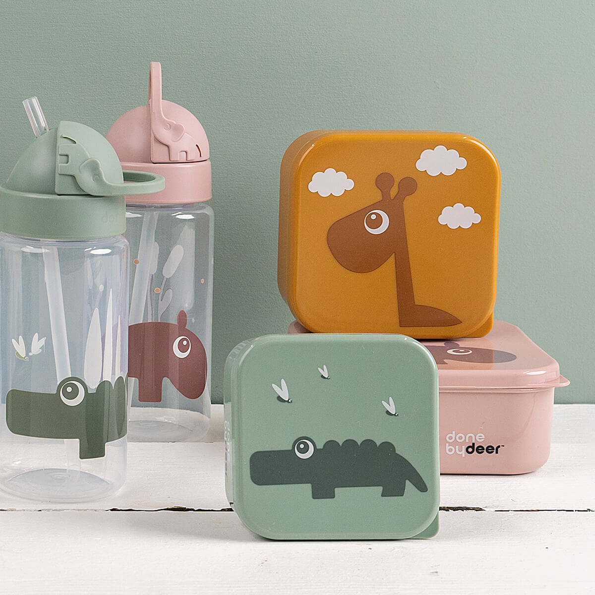 Done By Deer drinkbeker met rietje Croco Green vooraanzicht