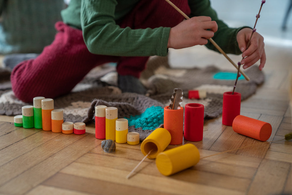 Grapat Lola houten figuurtjes en buisjes gestapeld voor open-ended play