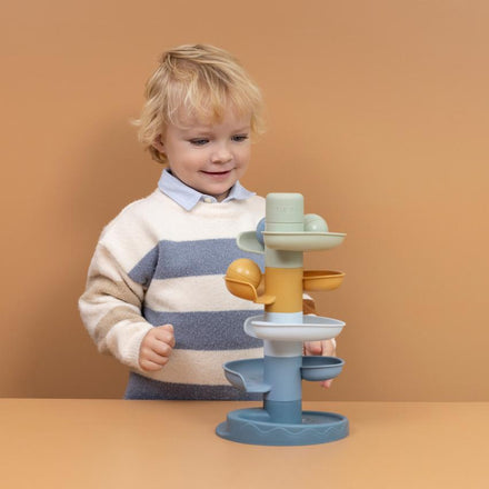 Little Dutch spiraaltoren blauw, jongetje laat een balletje rollen