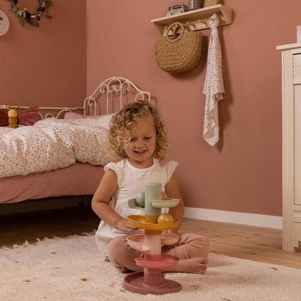 Little Dutch spiraaltoren pink, peuter speelt met de knikkerbaan op de vloer