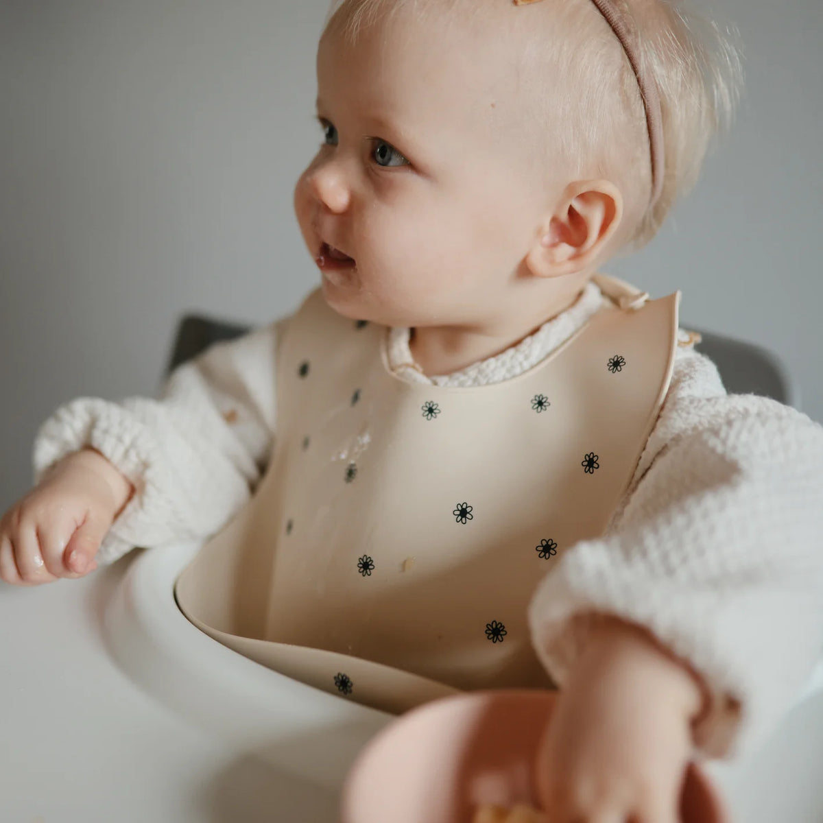 Mushie Bibs Siliconen Slab | Black Daisy