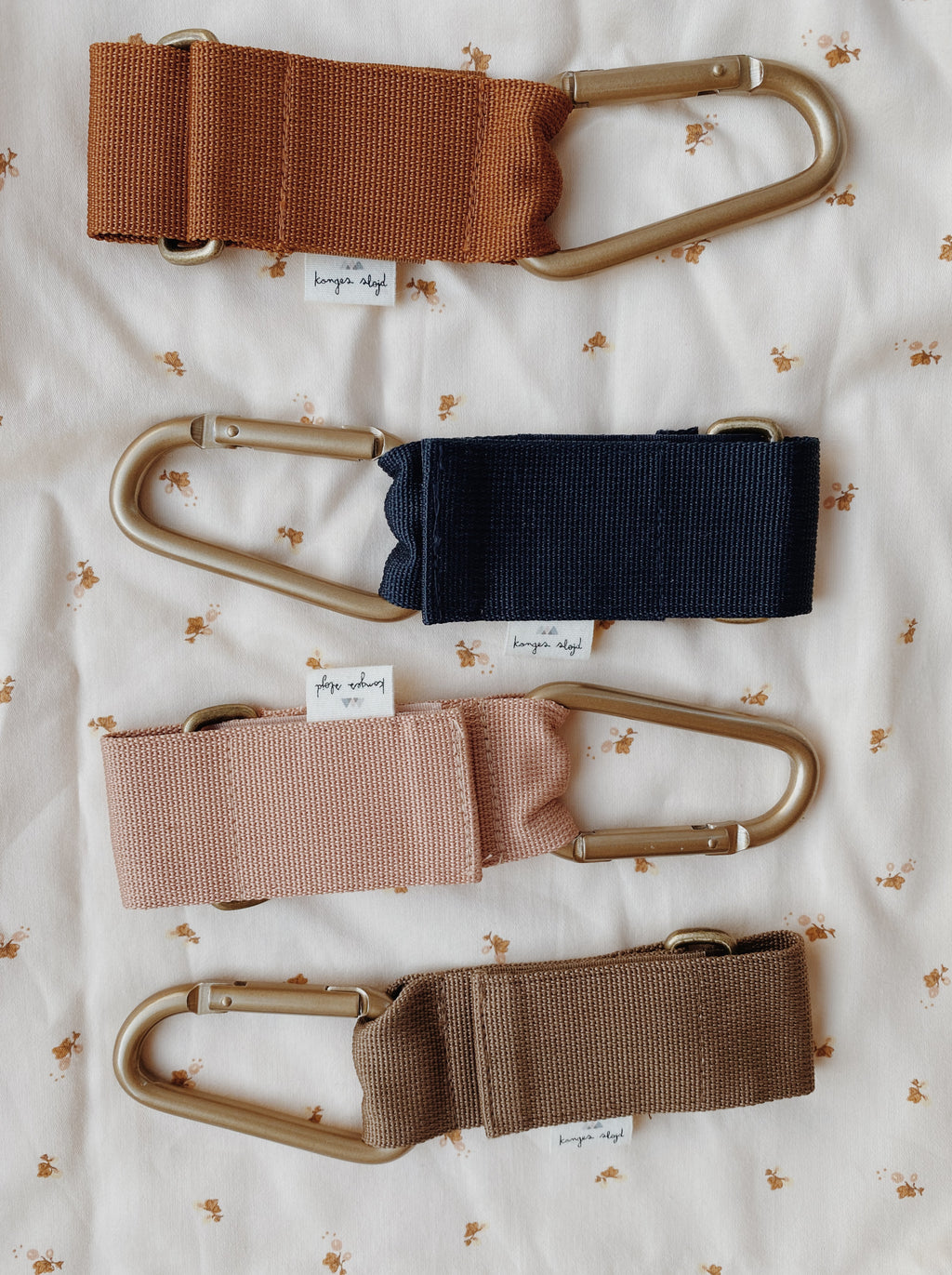 Konges Sløjd Stroller Strap Walnut bevestigt de luiertas aan de kinderwagen, bij De Gele Flamingo