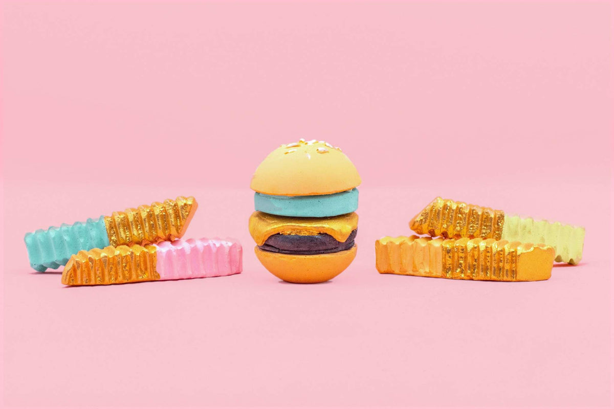 * Twee Stoepkrijt | Hamburger met frietjes