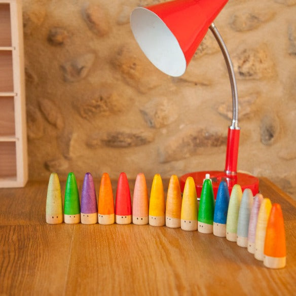 Grapat Sticks - detail van de houten kabouterpoppetjes